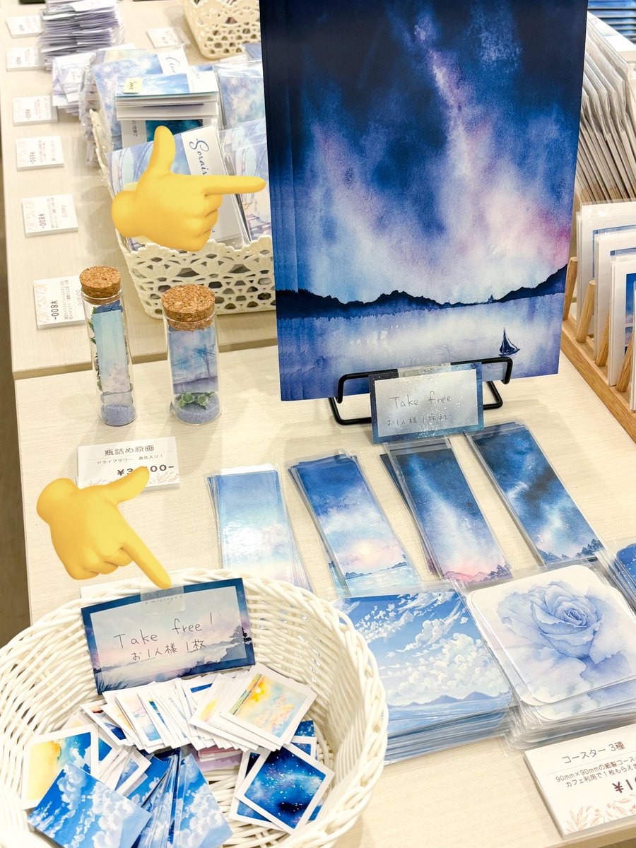 設営終わりましたー！！ついに明日から個展の開催です！ 初日在廊しますのでよろしくお願いします！ 本当にびっくりするくらいグッズも原画も盛りだくさんになっちゃいました！ 個展会場入ってすぐのところに無料配布のA4ポスターとシール置いてますのでぜひお取りくださいね！