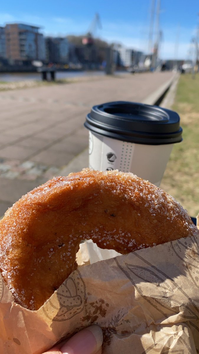 Hauskaa vappua kaikille 🤗🥳🎈🍩🦋🌷☀️🥂😍

#Turku #vappu #aurinko #Aurajoki #munkkikahvit