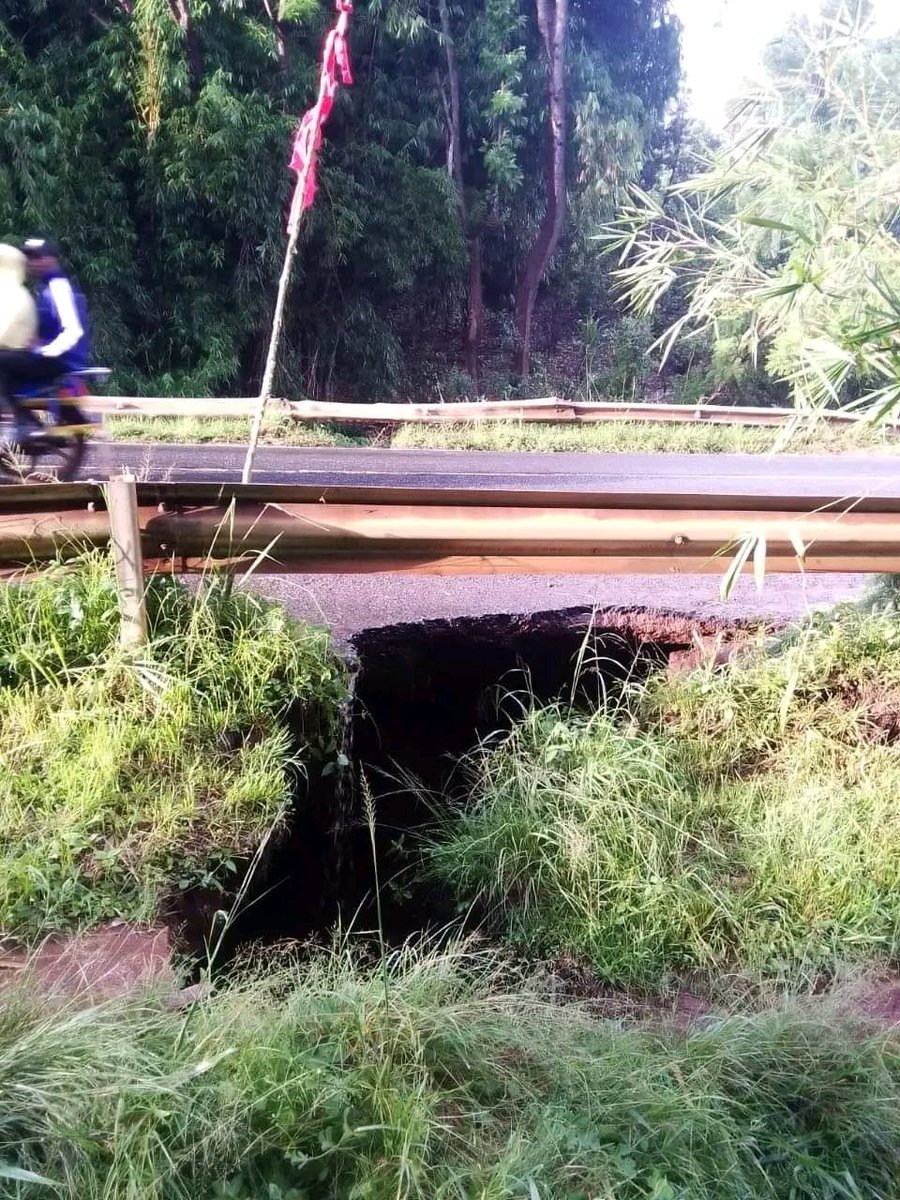 TrafficUpdate
The Embu-Meru highway is currently closed at Ikong'u bridge near St. Mary's Kiangima Girls' due to a partial collapse. Please find alternate routes and stay safe! #TrafficUpdate #RoadClosure 🛣️🚧