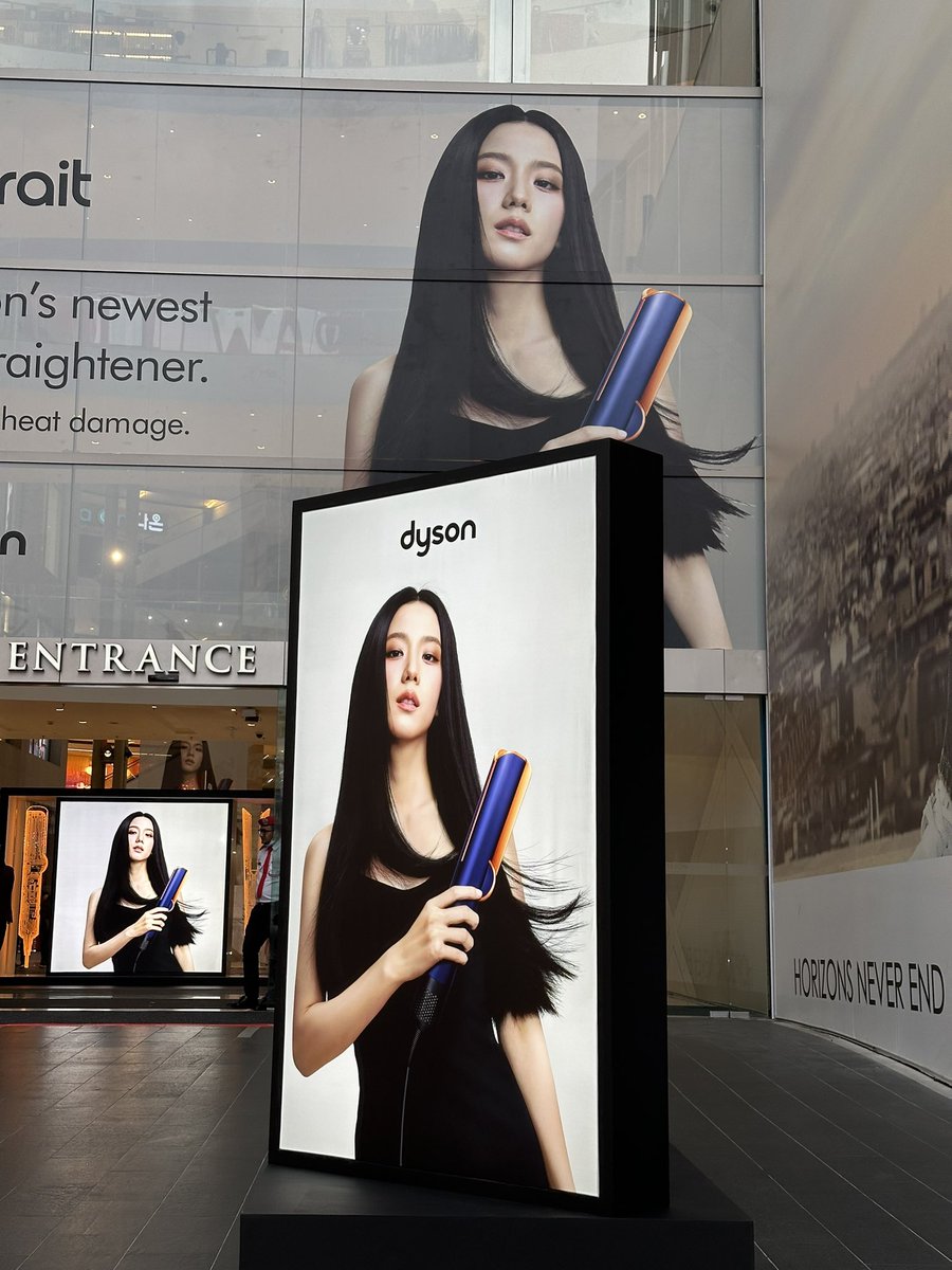 JISOO × Dyson Airstrait Pop-up store at Pavilion Mall in Malaysia

I couldn't stop smiling when I saw Jisoo's face plastered at the main entrance of the mall 🥺🖤

JISOO DYSON AMBASSADOR

#JISOO #dysonhair #dysonbeauty #EffortlessBeautybyDyson 
#JISOOxDyson