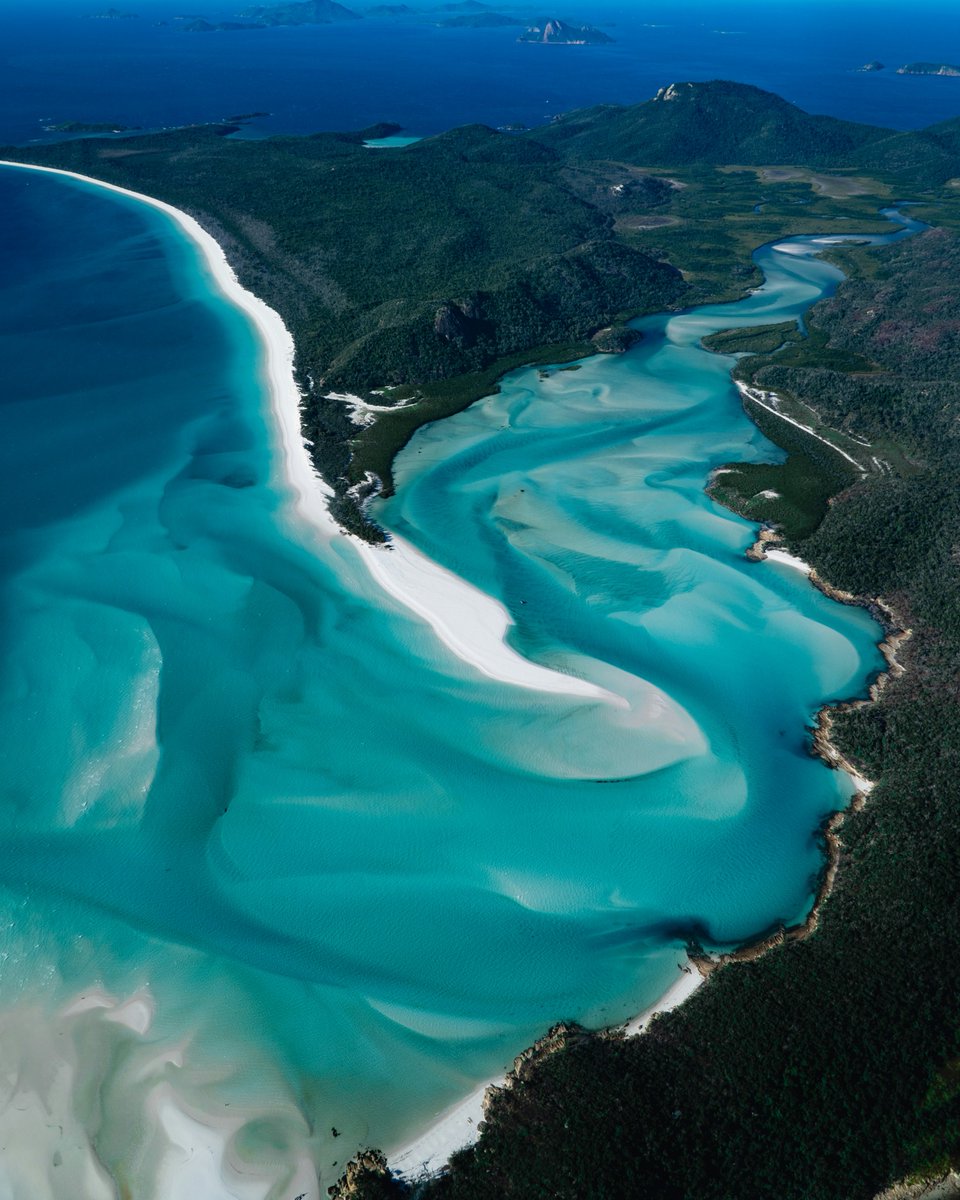 4.  Whitehaven Beach, Australia🇦🇺

Celebrated for its unique silica sand and stunning natural beauty in the Whitsunday Islands.