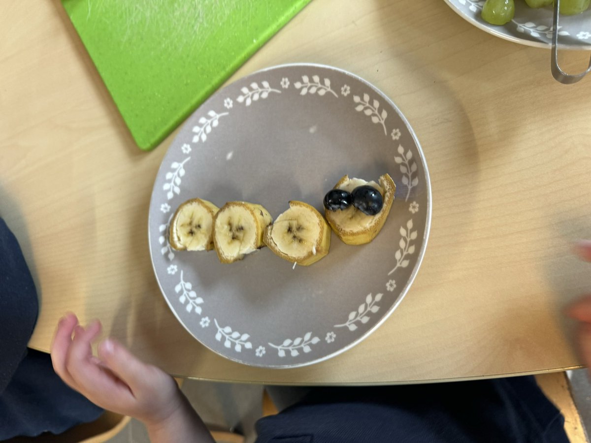 Caterpillar snack 🐛 🍌 🫐 #childled #snacktime #fun #healthy #eating