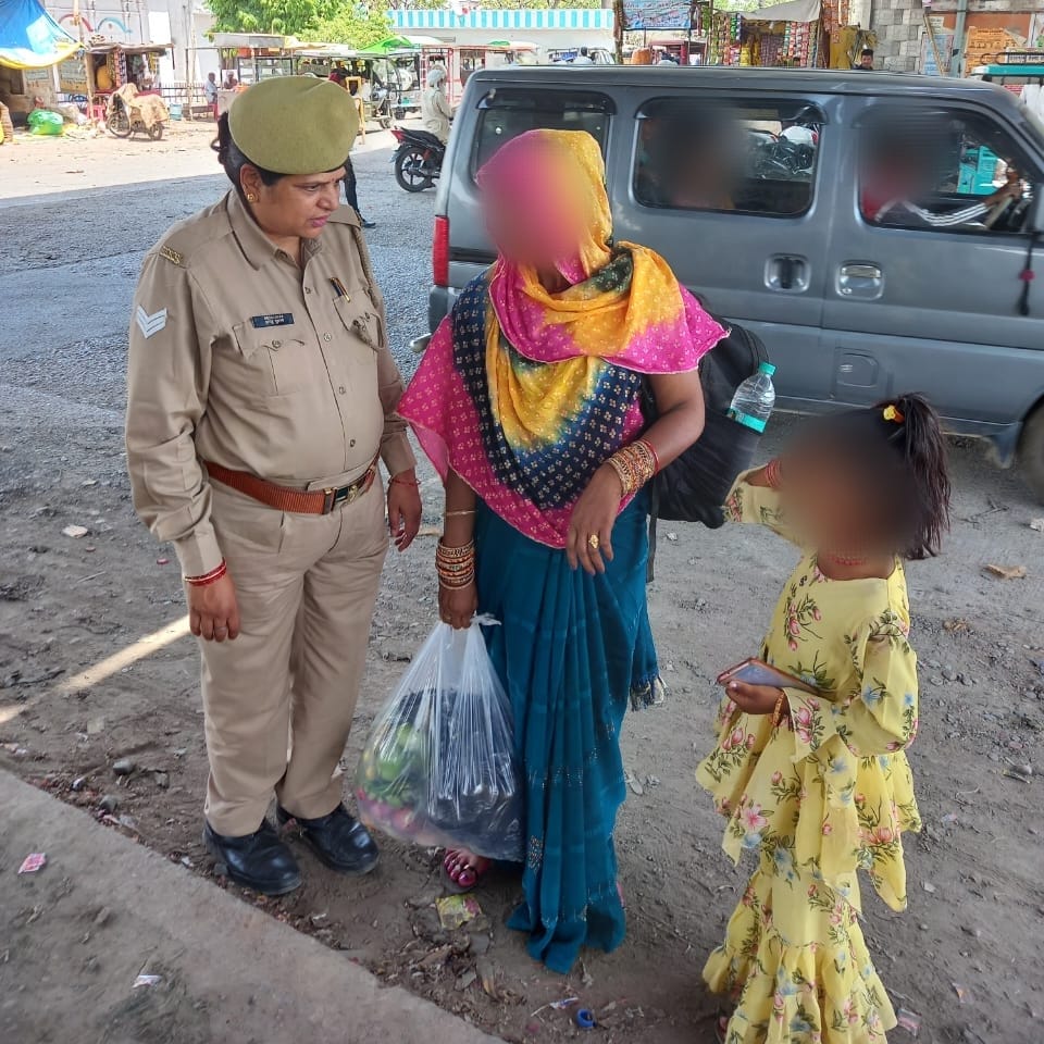 पुलिस अधीक्षक @bbgtsmurthyips के निर्देशन व ASP के मार्गदर्शन में भोगनीपुर थाना में गठित महिला सुरक्षा दल द्वारा #MissionShakti अभियान के तहत बालिकाओं/महिलाओं को विभिन्न हेल्पलाइन नंबरोंं की जानकारी देते हुए नारी सुरक्षा व नारी स्वावलंबन हेतु जागरुक किया गया। #ShePoweredUPP