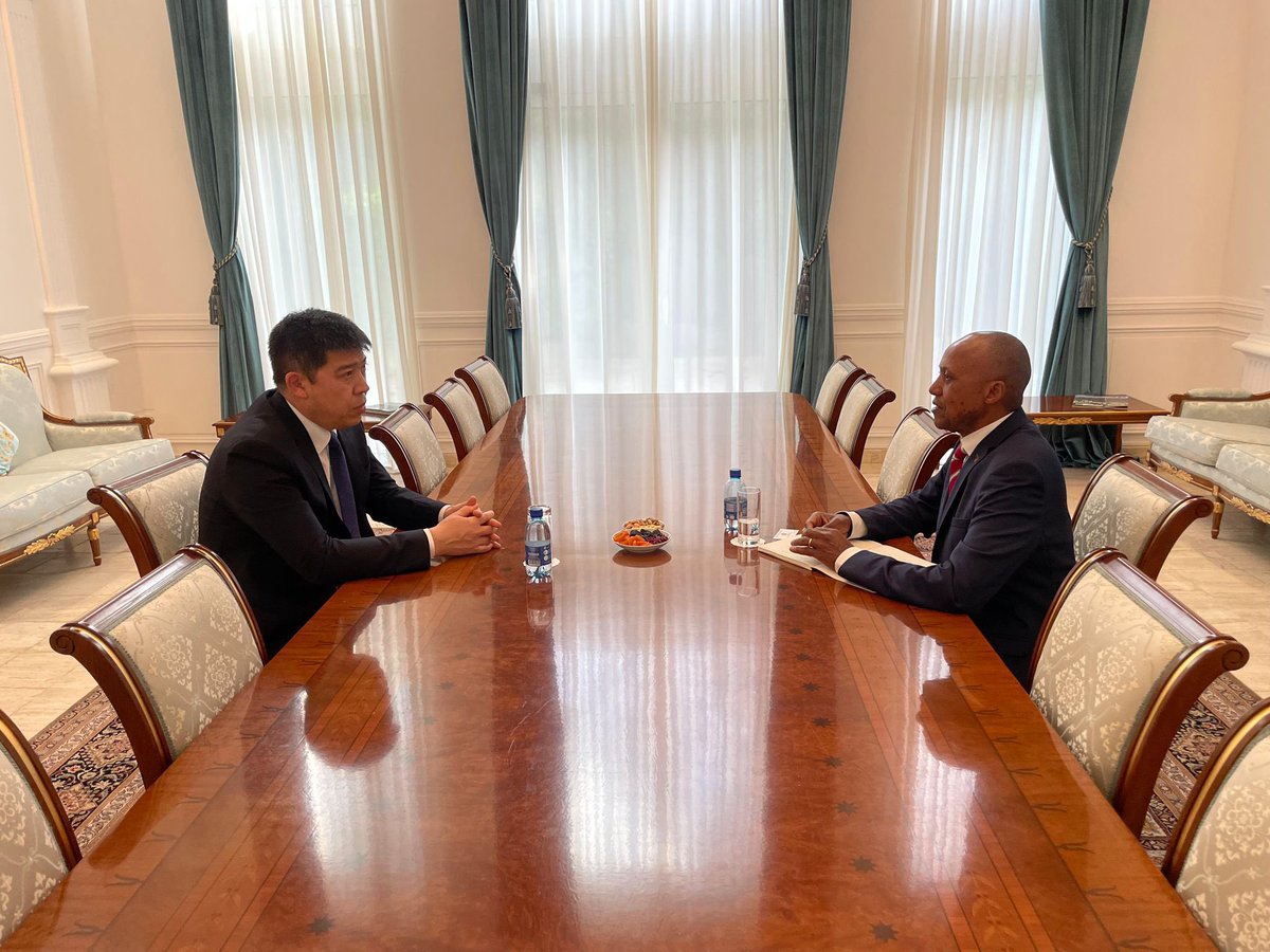 Productive meeting today between 🇰🇿 Permanent Representative Yerlan Alimbayev @KazAmbUNOG and @UNITAR Director of the Division for Peace Evariste Karambizi. Discussed avenues for collaboration in promoting peace and sustainable development. Looking forward to future partnerships!