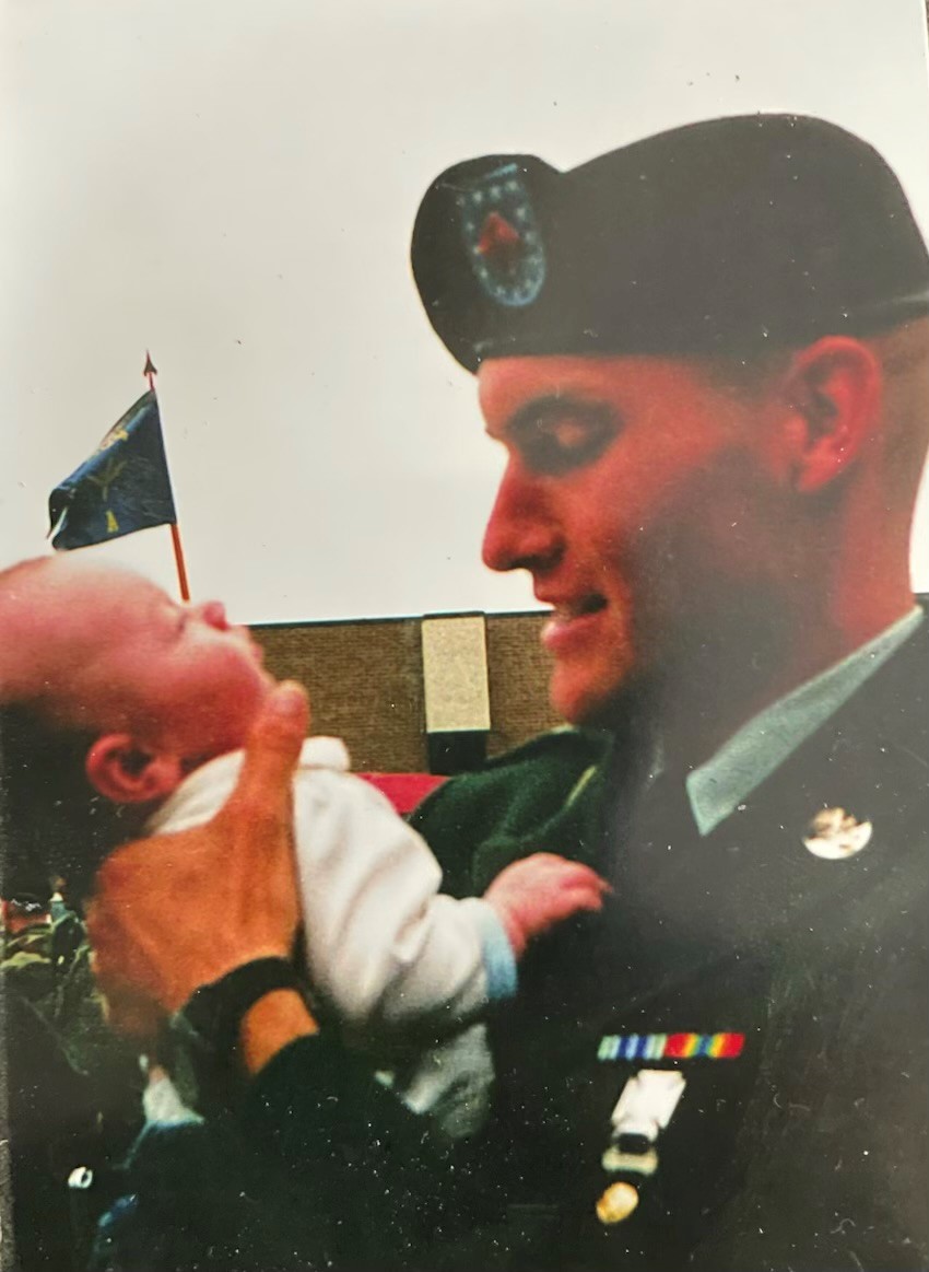 💜#ArmyMOMC Highlight💜 Brandon Benfield, a Management Analyst at TRADOC, grew up as a military child & has now joined the @USArmyReserve to continue his family's legacy of service. 'From the very beginning, it always felt like the natural thing for me to do.'