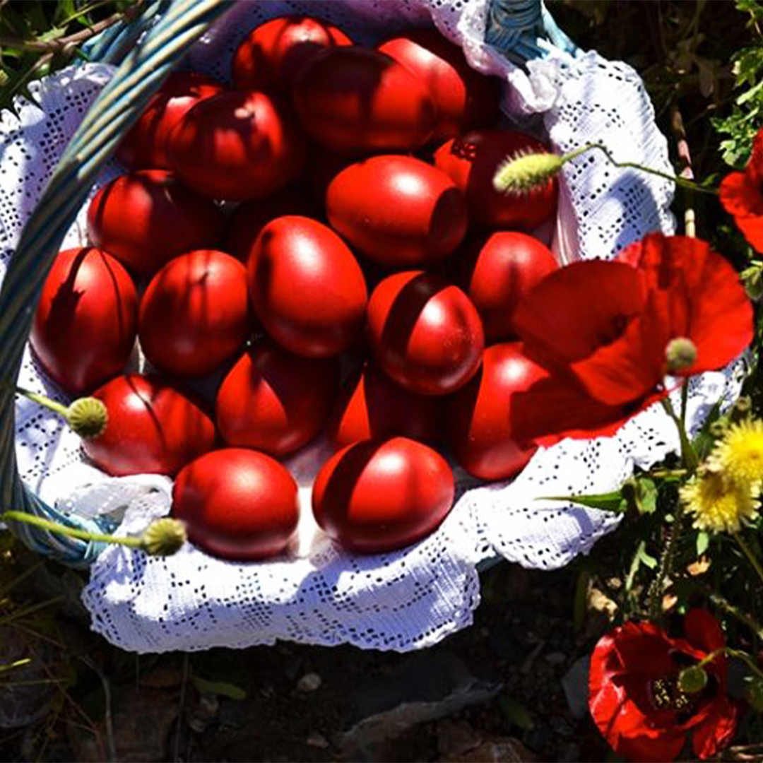 Greek Orthodox Easter is here, inviting us to the vibrant traditional customs of Halkidiki. From famous ones such as painting the eggs red, to special ones such as horse racing and the “burning of Judas”, local customs are a unique way of celebrating Easter!
#Halkidiki