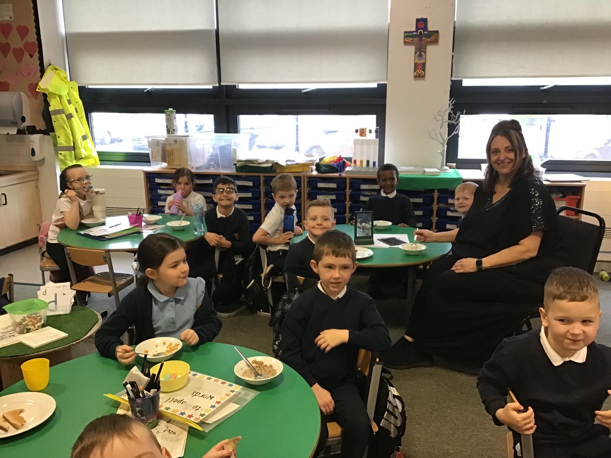 Ms McGuinness was delighted to join P2/1 for @magic_breakfast this morning.