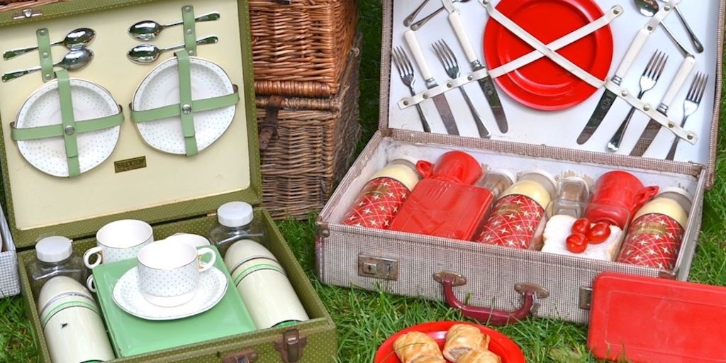 Get ready for the long weekend with a stylish #vintage picnic set. bit.ly/1QKRoUE Classic Bakerlite, china or plastic tableware. #Mayday #bankholidayweekend #outdoors