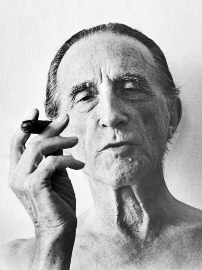 🤨📸 Uno de los pocos encargos profesionales que Christer Strömholm recibió fue su serie de retratos de artistas, como esta fotografía a Marcel Duchamp fumando un puro y sin camisa. Puedes disfrutarla en la exposición #StromholmFM en nuestras salas de Madrid hasta el 5 de mayo 😌