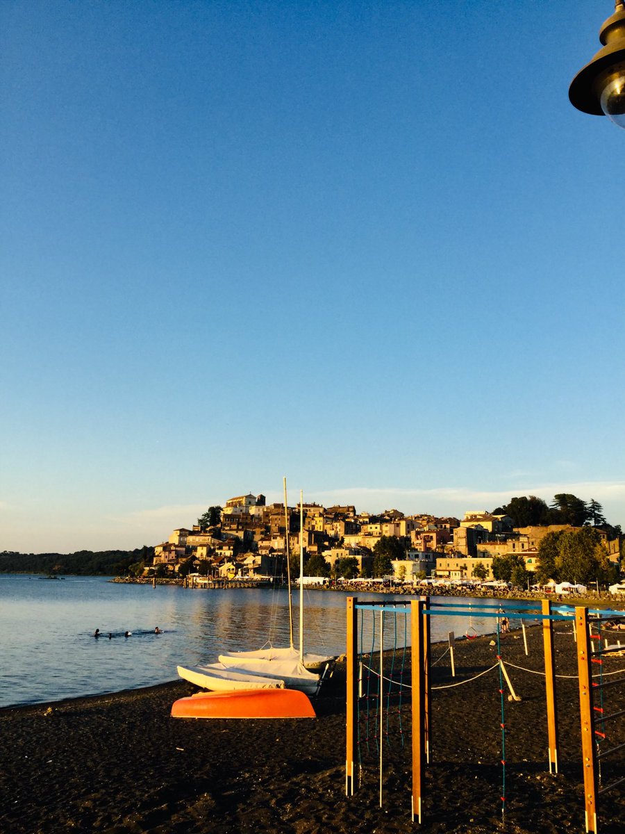 #FuoriRoma È BELLO ! ANGUILLARA SABAZIA uno dei piccoli gioielli appoggiati sul lago di Bracciano e inerpicati senza fatica sulle facili colline dei dintorni…. Poco più di mezz’ora dalla splendida Roma troppo affollata e rumorosa