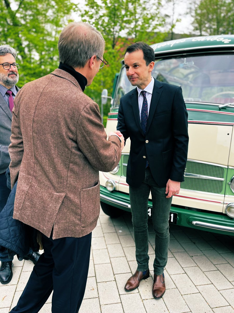 Aujourd’hui, notre ambassade emmène les ambassadeurs 🇪🇺 pour une découverte de l’arrière-pays Luxembourgeois avec #EdGoedert à bord d’un magnifique Oldtimer minibus. Premier arrêt : Mertzig 📍🤩