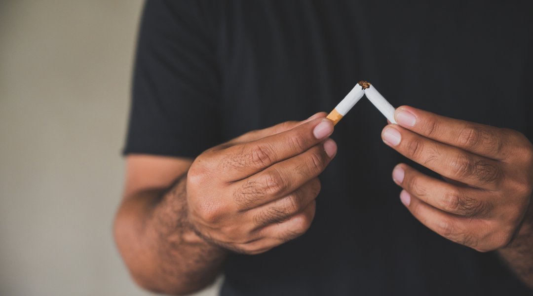 @FundacionBBVA 🚭 El #tabaco tiene un impacto negativo en la salud respiratoria. 

🫁 Tanto los cigarrillos como las cachimbas, los vapers o los nuevos calentadores de tabaco causan alteraciones en la inmunidad del #pulmón. 

➕ info en #PortalCLÍNIC 👉 tinyurl.com/ymj2x9ep 

@fundacionBBVA