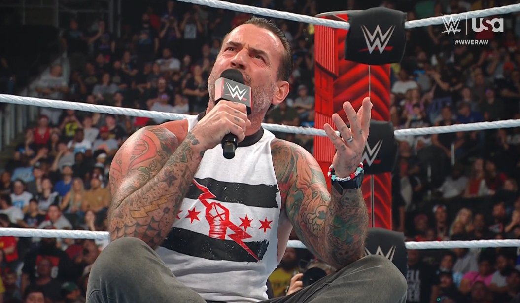 #CMPunk: 'Drew, sakatlanmama güldün. Şimdi de kendini sakatladın. Bütün gününü Twitter'da şaka yaparak geçiriyorsun. Artık bir amacım var. Senden önce draft edilmemin nedeni ringde, mikrofonda ve yorumculukta dünyanın en iyisi olmam.' #WWERaw