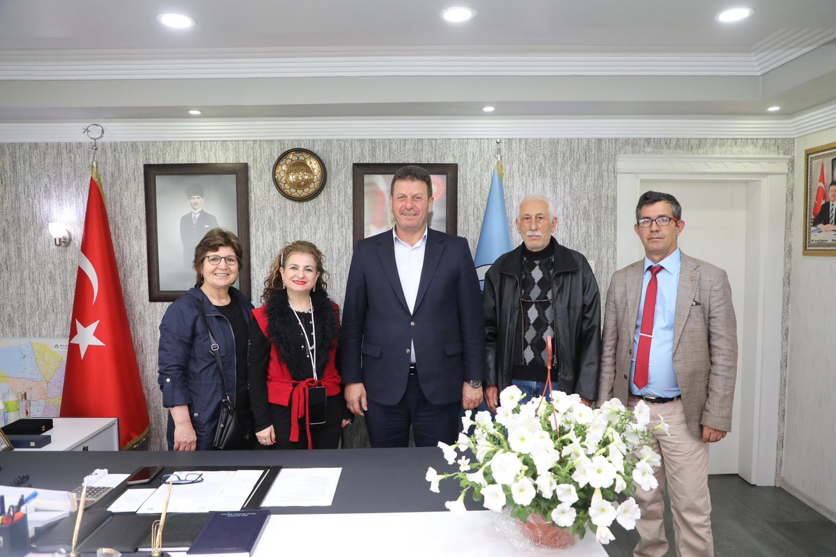 Atatürkçü Düşünce Derneği Akyazı Şube Başkanı Işık Helvacıoğlu ve yönetim kurulu üyelerini belediyemizde ağırladık. Ziyaretleri ve hayırlı olsun dilekleri için kıymetli misafirlerimize teşekkür ediyor, çalışmalarında kolaylıklar diliyorum.