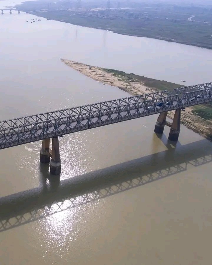 This is the First Niger Bridge.

The bridge is located at the boundary between Asaba, Delta State and Onitsha, Anambra State 

Follow us on X @Thisisbiafra

#BiafraFreedom #TourBiafra #BeautifulBiafra  #DeltaState #Asaba #Onitsha #Anambra