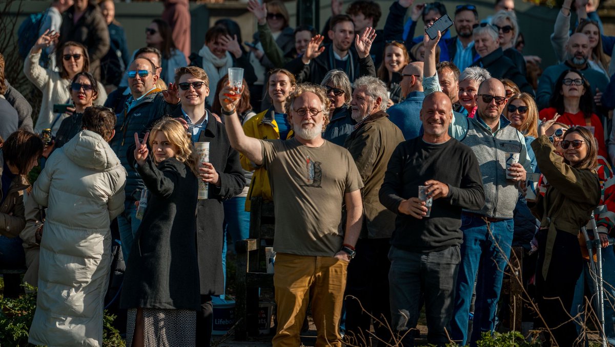 Too busy drinking beer to psychoanalyse the crews... 💭👓️🛋️🕵🏼‍♂️🍺 #Partyontheriver Photo: Benedict Tufnell @Row_360