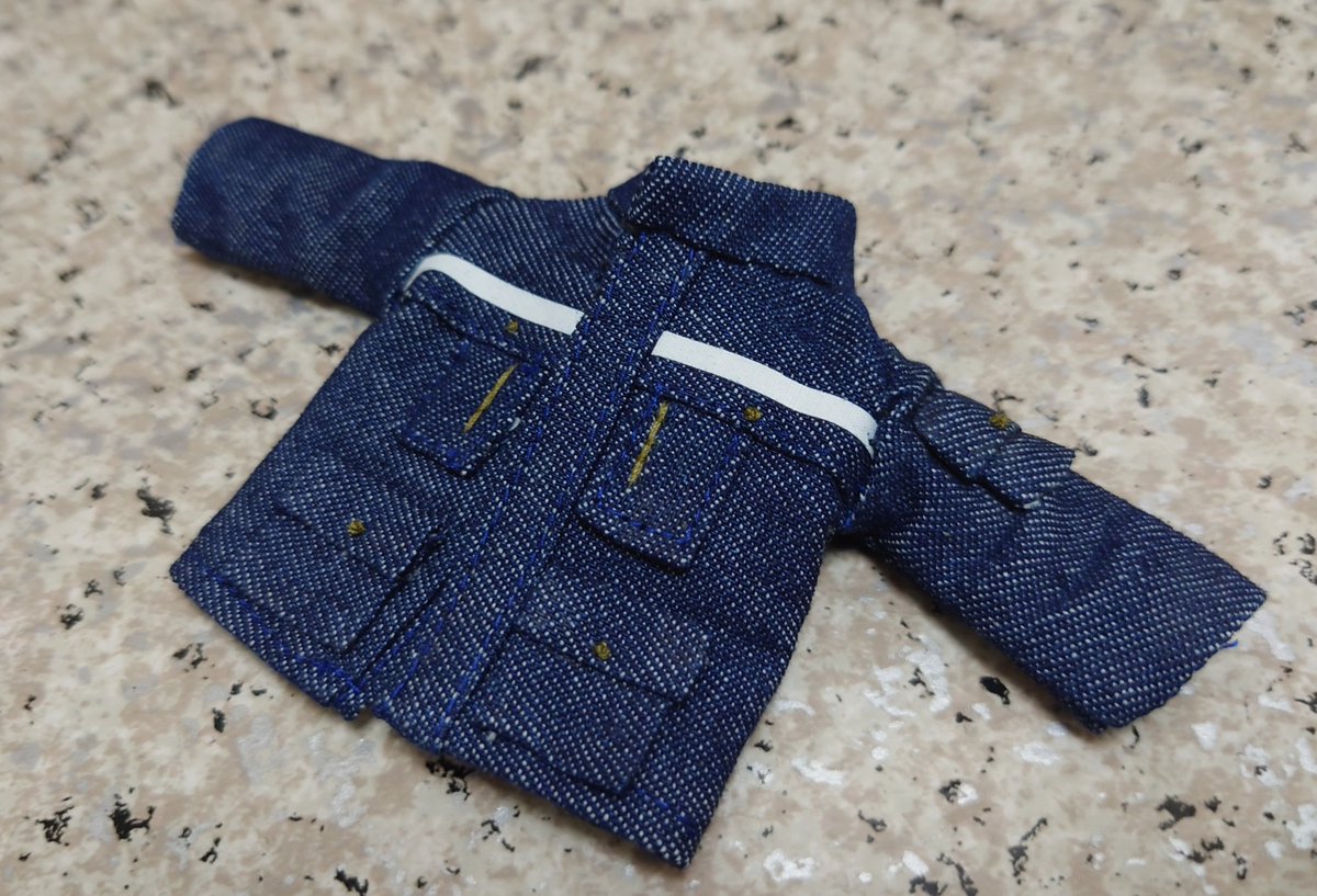 ジードくん用にりっくんのジャケット作りました🪡🧵想定よりちょっと大きくなってしまったので萌え袖に🤭省略したところもあるけど一応ポケット（ダミー）もつけました😉ずっと作りたかったのでやっと形にできました。　#特撮手芸部