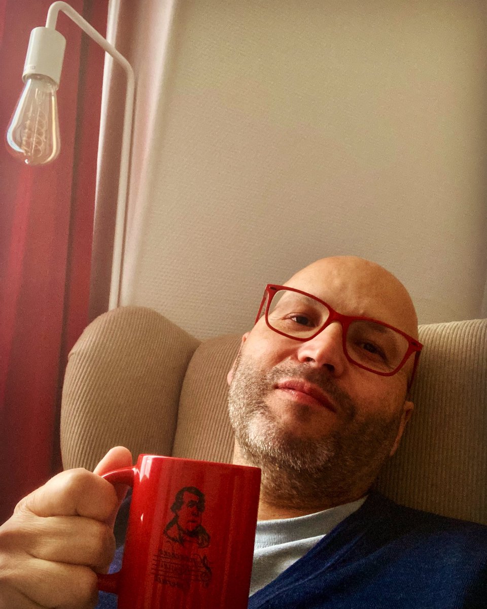 Perfect. At home in #Paris. My couch. Calm. Bad weather outside, but who cares. And my Rossini red mug. What could I wish more? 🧘🏻‍♂️ . . . #france #parisjetaime #parismaville #parismonamour #villelumiere #myparis #parisonline #parislove #bonjourparis #rossini #rossomazzola #redmug
