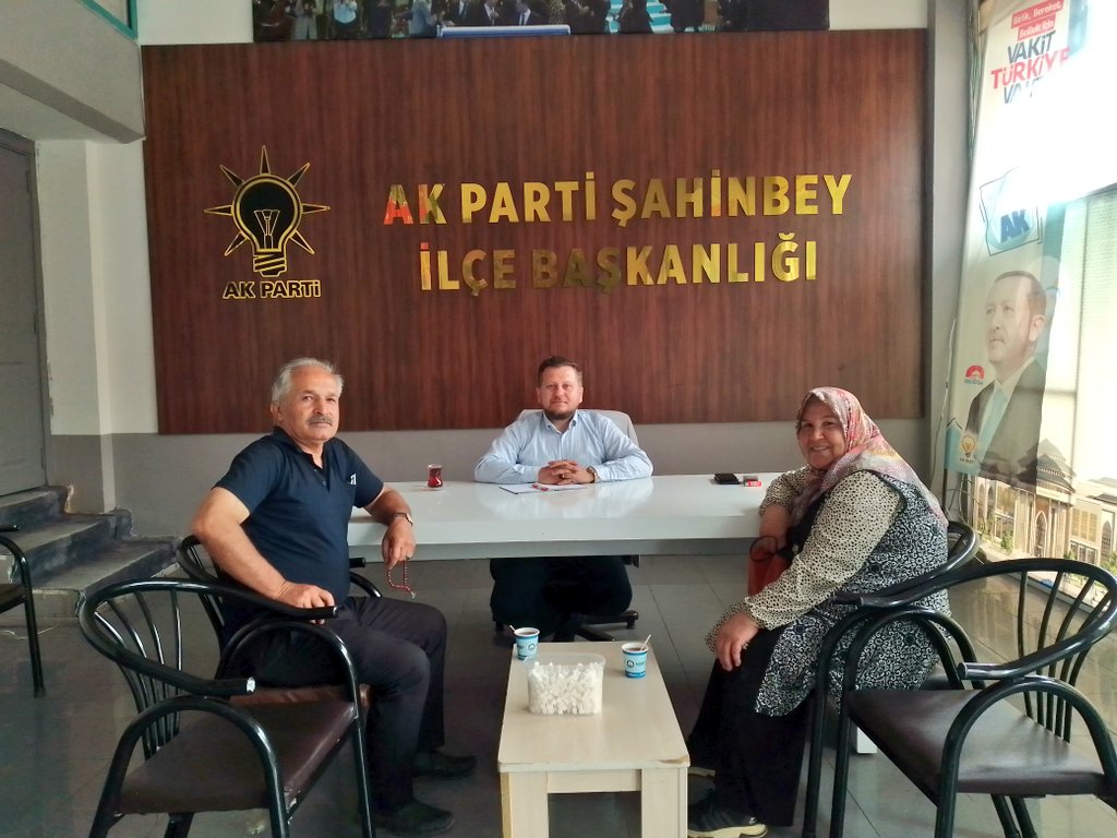 Bugün AK Parti @PartiSahinbey’ilçe Başkanlığımızda: • İlçe nöbetçimiz Yönetim kurulu üyemiz Sayın @AvAhmet_mayda'dir. Soru, görüş ve önerileriniz için: 📞 (0342) 220 77 99 @abdulhamitgul @FatmaSahin @mtahmazoglu @avmehmettiryaki