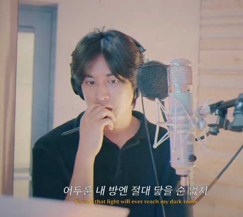 just jung chanwoo recording while looking handsome af how is he reall