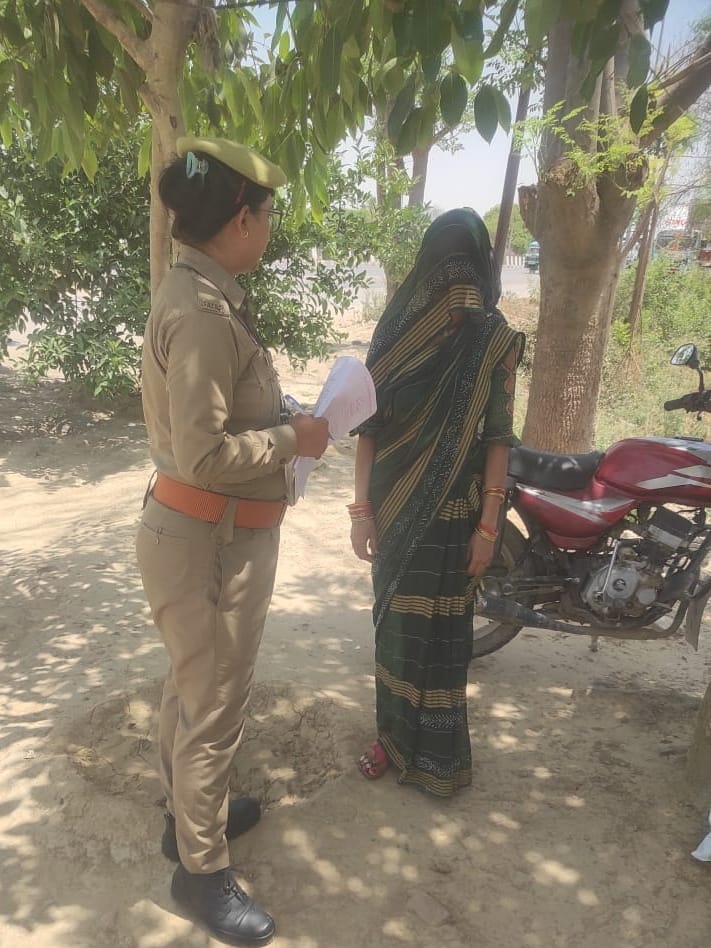 पुलिस अधीक्षक @bbgtsmurthyips के निर्देशन व ASP के मार्गदर्शन में थाना अमराहट में गठित महिला सुरक्षा दल द्वारा #MissionShakti अभियान के तहत बालिकाओं/महिलाओं को विभिन्न हेल्पलाइन नंबरोंं की जानकारी देते हुए नारी सुरक्षा व नारी स्वावलंबन हेतु जागरुक किया गया। #ShePoweredUPP