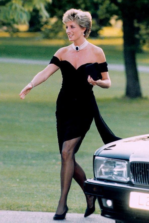 Princess Diana’s iconic ‘revenge’ dress, worn the night Prince Charles publicly admitted to being unfaithful to her [1994]

#TheRoyalFamily #TheCrown