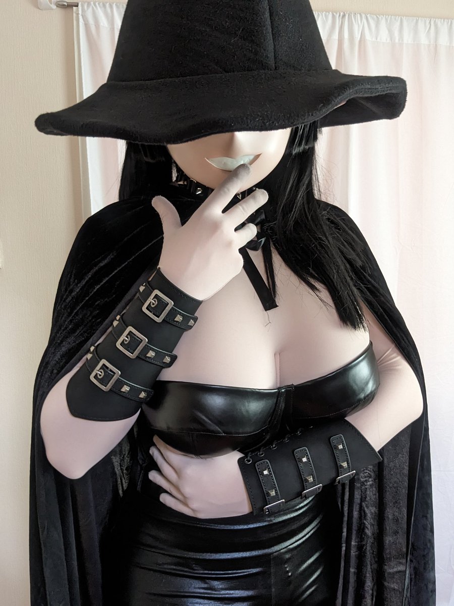 'I need someone to join my party and you seem like a very cute someone, you're perfect~!' 😈🖤 Do you accept the witches invitation? #kigurumi #cosplay #goth #着ぐるみ