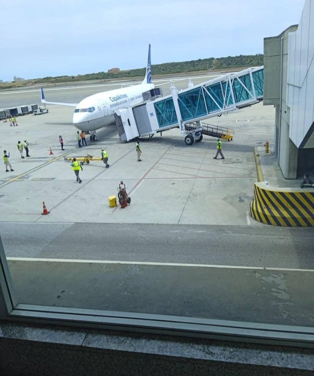 Passengers at the Maiquetía International Airport reported that a boarding aerobridge collapsed while it was connected with a Copa Airlines B737 plane this Monday. 📸Andrews Abreu @AndrewsAbreu #airport #aviation