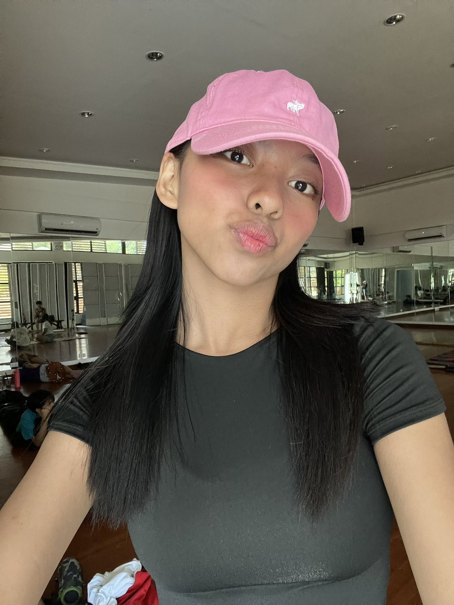 jdmrgrte's tweet photo. me n my pink cap against da world https://t.co/0sygOp6BLX