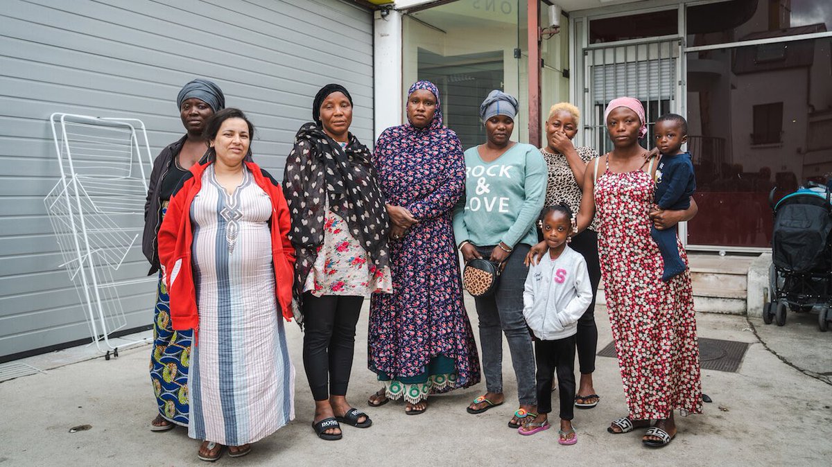 J’apprends ce matin que les forces de l’ordre sont venues annoncer aux femmes du squat de Montreuil leur expulsion imminente… Une cinquantaine de familles, des femmes enceintes, des enfants et des nourrissons risquent de se retrouver à la rue… 📸 @paulinegauer / @streetpress