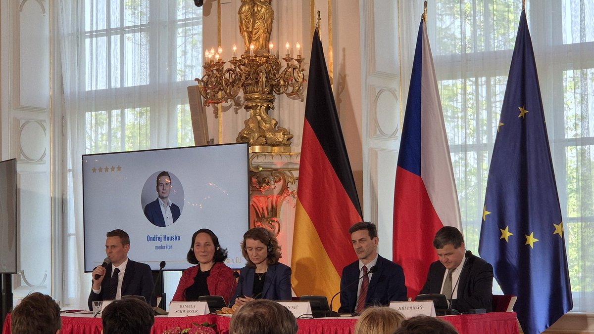 Místo prezidentů nastoupil na konferenci k 20. výročí členství v EU na Pražském hradě expertní panel vedený ctihodným kolegou @OndrejHouska @hospodarky