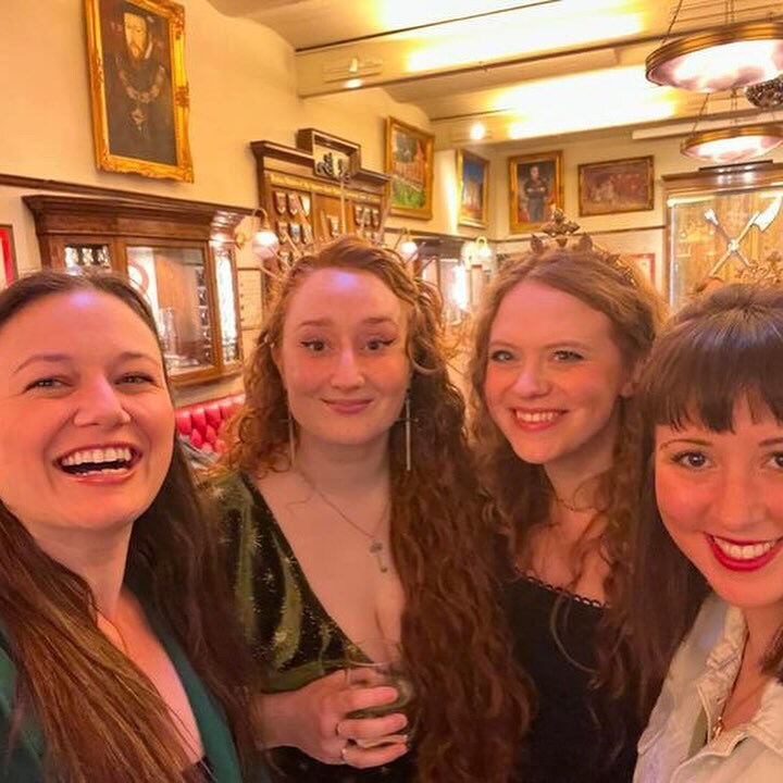 instagr.am/p/C6YV8s1IllD/ a royally good time celebrating @meganambxr’s newest romcom LOVE AT FIRST KNIGHT last night! ✨ huge congrats Megan! If you want a swoonworthy romance featuring LARPing and disgraced princes and Lord of the Rings references, thisssss is the book for you!…