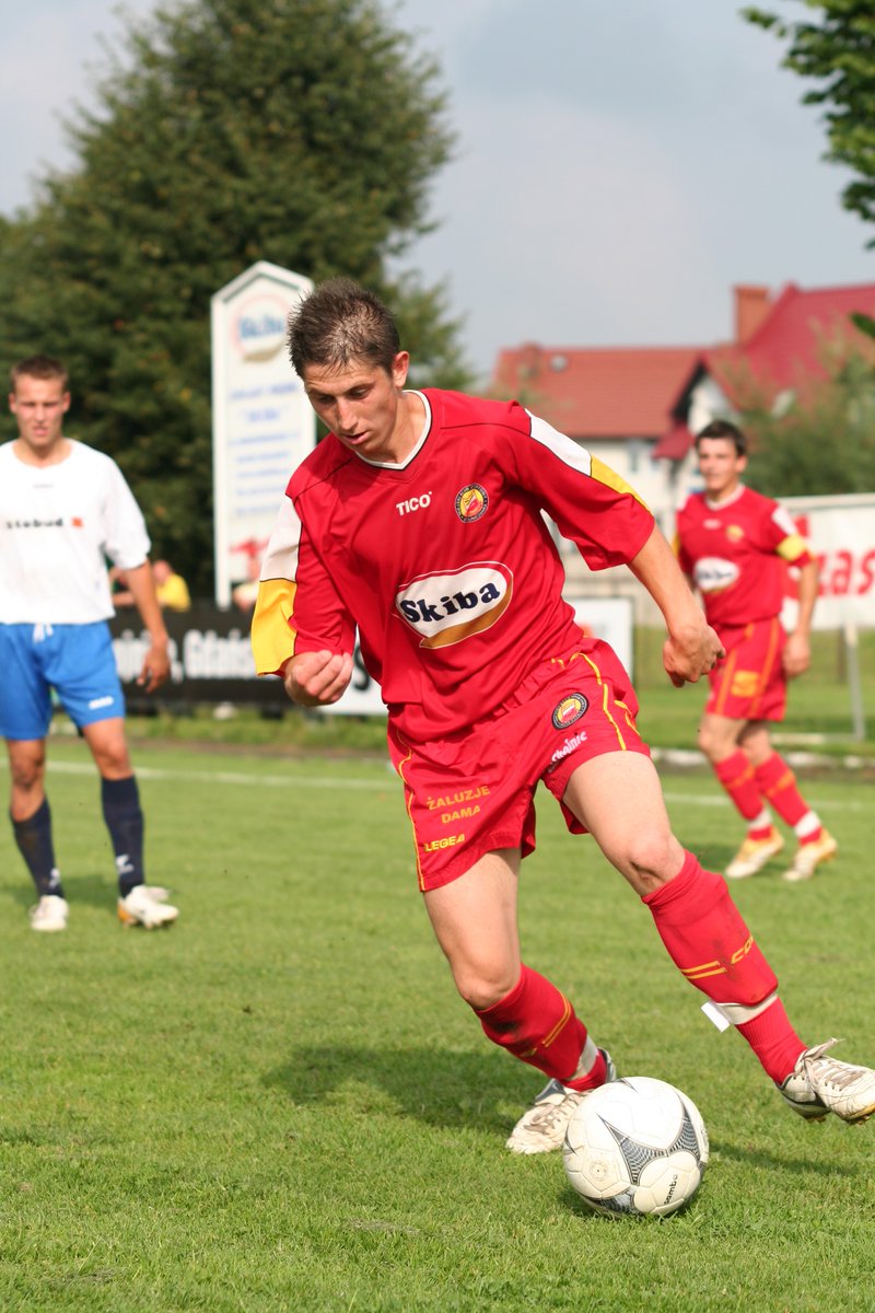 Kolejny dzień i kolejne urodziny. Tomasz Pestka był jedną z kluczowych postaci Chluby Grodu Tura w latach 2006-2012. Ciężko wyobrazić sobie naszą drogę z Klasy Okręgowej do II Ligi bez goli i asyst Tomka. Pestek, wszystkiego najlepszego z okazji Twoich 3️⃣7️⃣ urodzin! 🥳