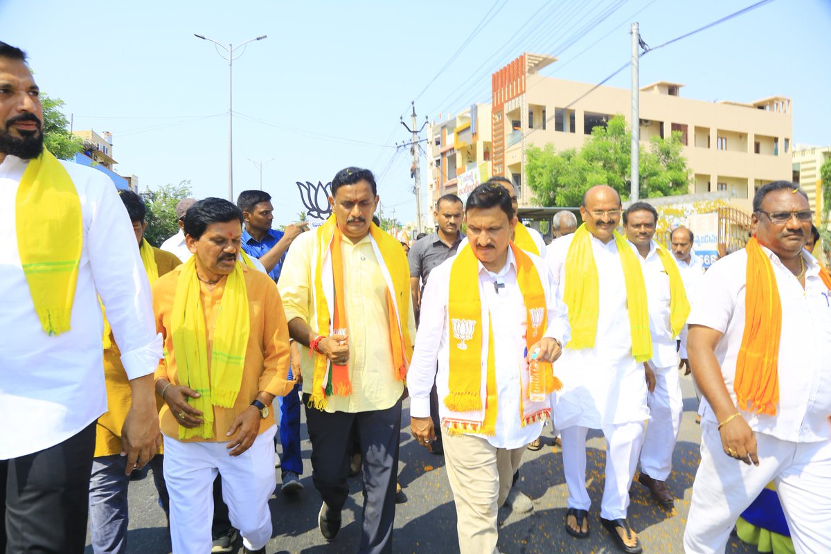 విజయవాడ పశ్చిమ నియోజకవర్గం 45వ డివిజన్ సీతార జంక్షన్ నందు తెలుగుదేశం పార్టీ, జనసేన బలపరిచిన బిజేపి విజయవాడ పశ్చిమ నియోజకవర్గ అసెంబ్లీ అభ్యర్థి, యలమంచిలి సుజనా చౌదరి గారితో కలిసి ఎన్నికల ప్రచారంలో పాల్గొనడం జరిగింది 

#kesinenisivanath #nettemraghuram #sriramrajgopal