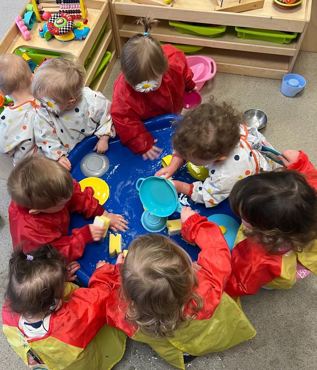 𝐓𝐞𝐫𝐞𝐧𝐮𝐫𝐞 𝐂𝐞𝐧𝐭𝐫𝐞: Many hands make light work for these wobblers while cleaning their room #daisychaincare #childcaredublin #daisychaindub #wobblers #terenure