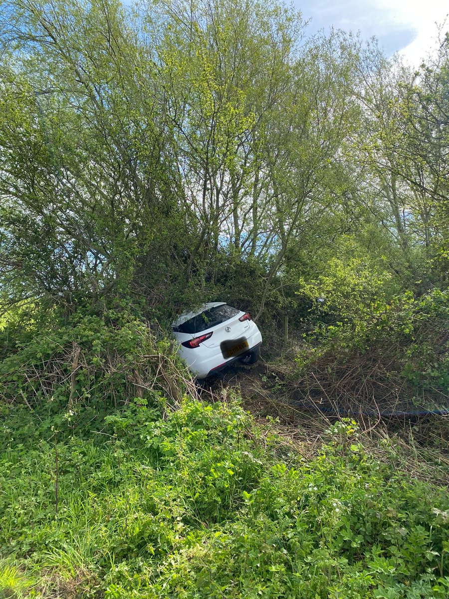 PC Keeler and PCSO Doughty off to an early start retrieving a stolen vehicle this morning in the Comberton area. #VisiblelnTheCommunity #PershoreRuralSNT @InspDaveWise