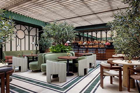 Oasis urbano 'escondido' en el interior de un palacete del siglo XIX. Es el nuevo Lobby Bar de #TotemMadrid, perfecto para comer, cenar o tomar una copa en el barullo que implica estar en pleno #barriodesalamanca. #boutiquehotel #SmallLuxuryHotels #interiordesign #discovermadrid