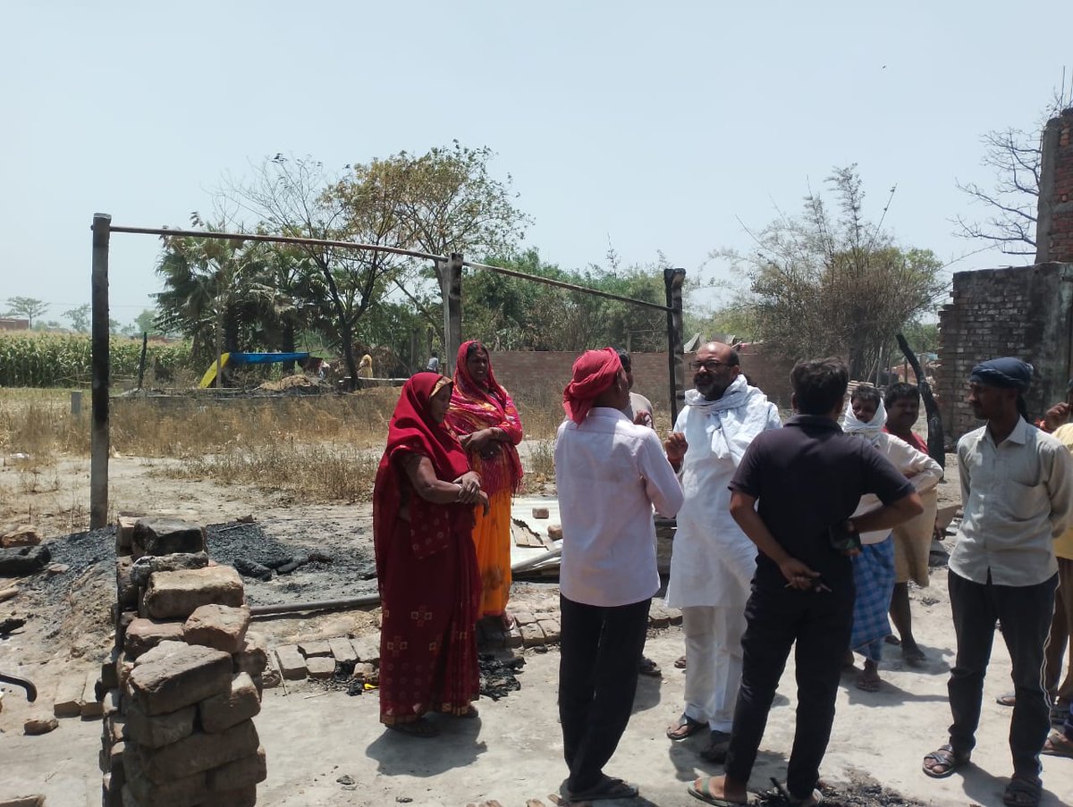 क्षेत्र के गोड़इता श्रीराम में आग से सैकड़ों घर जल गए। आज दोपहर में पहुंचकर में पीड़ितों से मिला, ढाढस बंधाया और राहत सामग्री वितरित की। साथ ही उन्हें हरसंभव मदद का भरोसा दिलाया।