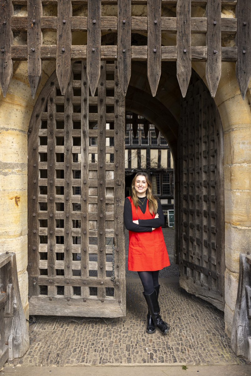 It was great fun to be interviewed for a piece on @hevercastle by Discover Britain magazine! Full article here: discoverbritainmag.com/hever-castle-2/ Ft. my new fave portcullis pose 🤣
