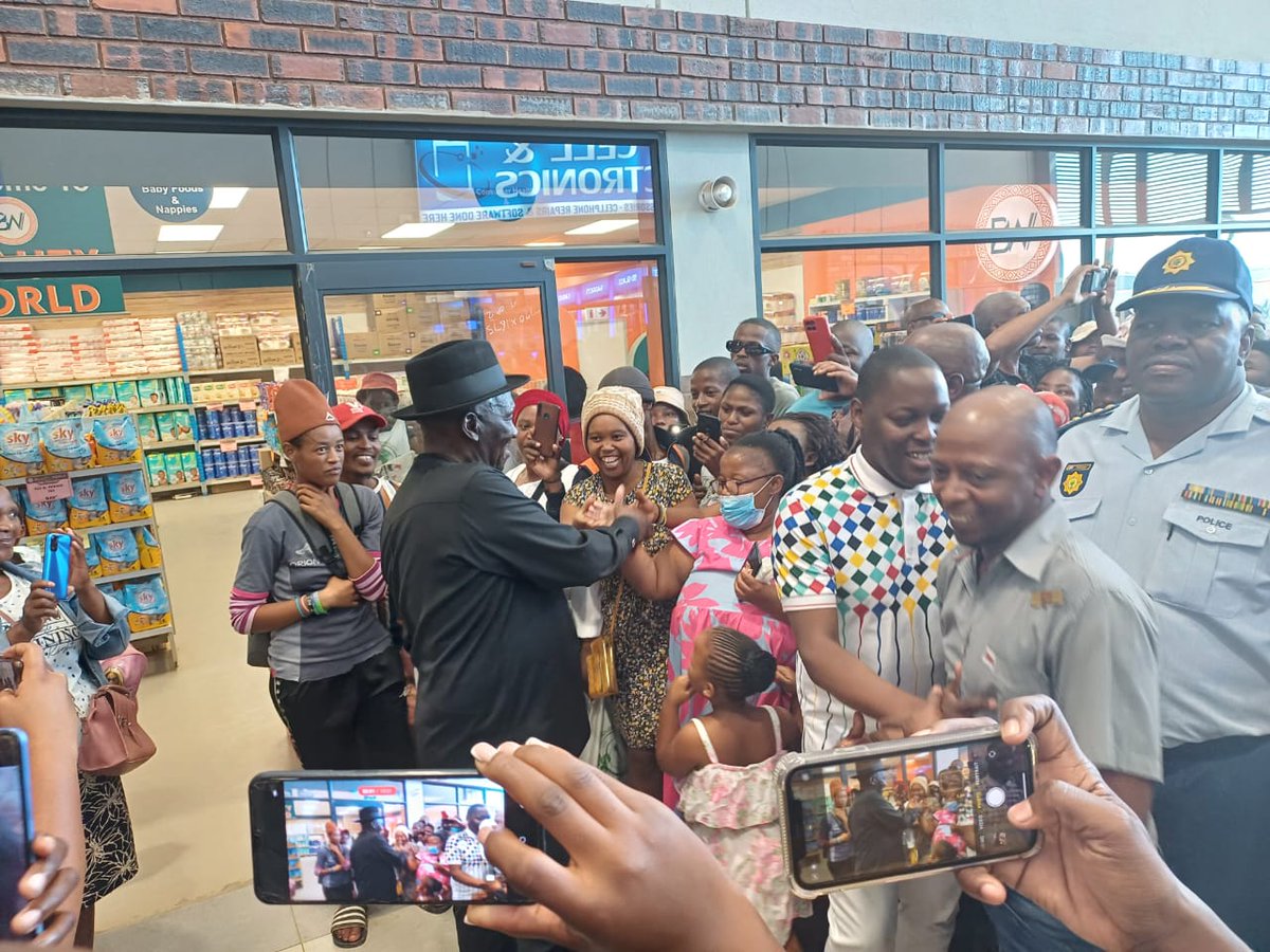 #PoliceMinistry [HAPPENING NOW] Minister of Police General Bheki Cele, and the management of police led by #SAPSNPC General Fannie Masemola are currently doing a walkabout at the Inanda taxi tank and a nearby shopping centre as a build-up to the Crime Prevention Imbizo at the Dr