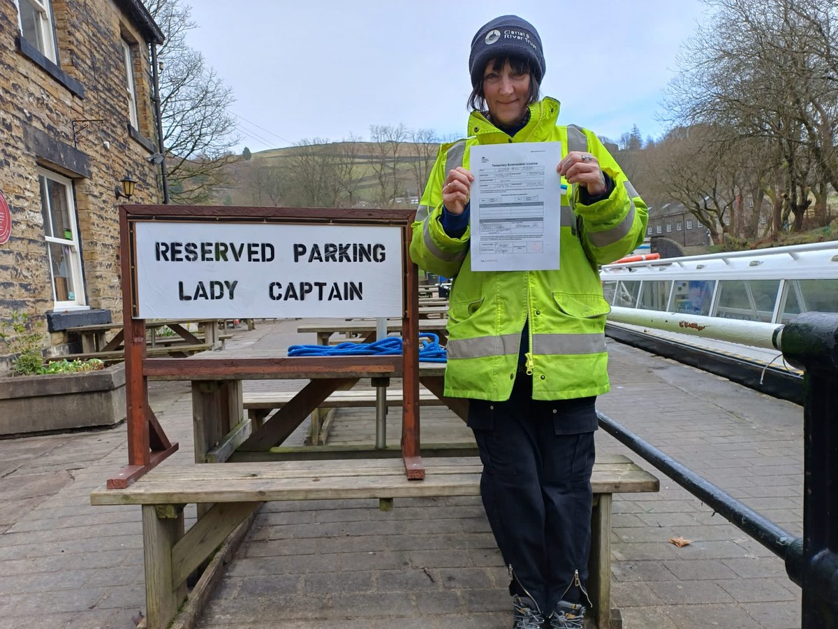 Congratulations to our amazing #volunteer Nicola!  
She passed her Boatmasters' license & can now pilot trips through the UK's longest, deepest, highest canal tunnel - AMAZING! 👏 #StandedgeTunnel

🤔 But how long does the training take? #TuesdayTrivia @CRTvolunteers
1/2