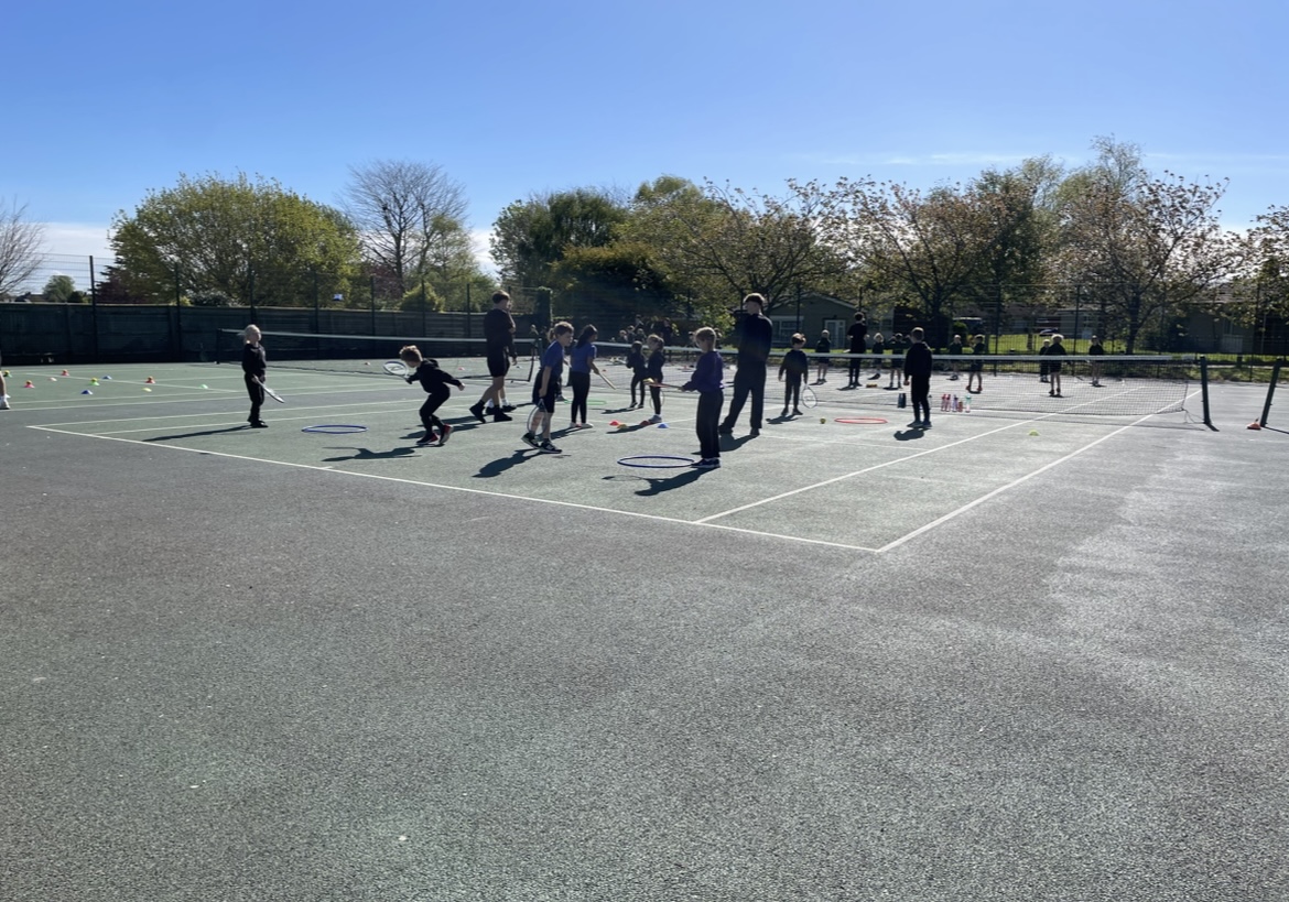 Great to welcome Haddenham Junior School, Ickford School and Swanbourne Church of England School to @AGSFounded1598 today for a Tennis session with our Year 12 Sports Leaders. Thank you to Mr Roberts and the students for providing these opportunities.