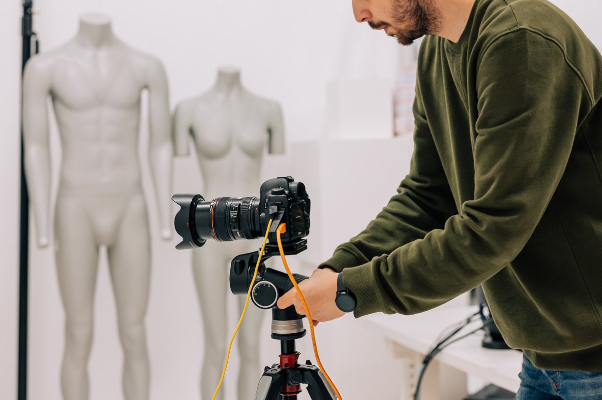 Did you know consumers place more importance on the quality of product photography than they do on price or customer reviews? More insight – and some fascinating views on where e-commerce photography is heading – here: canon.sm/4dcvooE