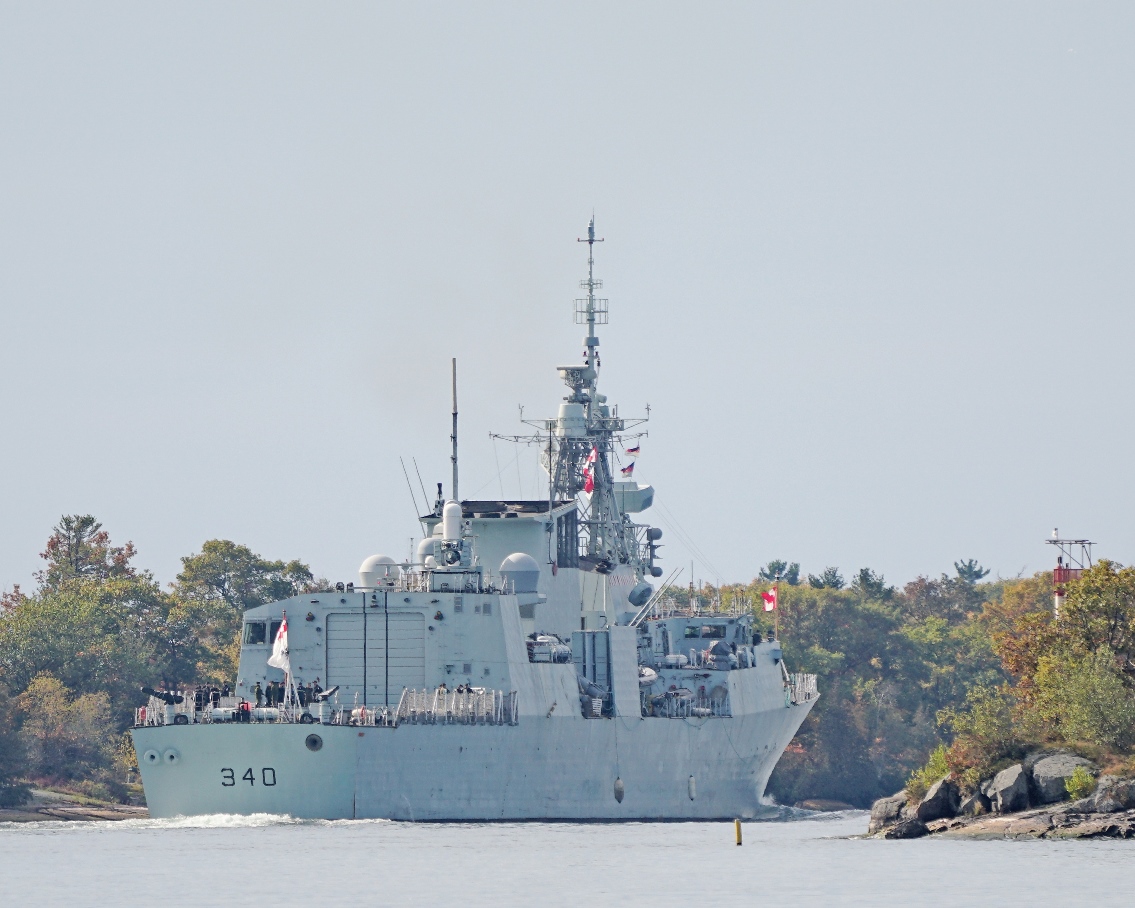 HMCS ST JOHN'S entering the narrows on the St. Lawrence River west of Brockville, ON on 20 October 2019. @RLitwiller #RCNavy Photo Collection. See MORE ow.ly/Uqmu50QN8hC