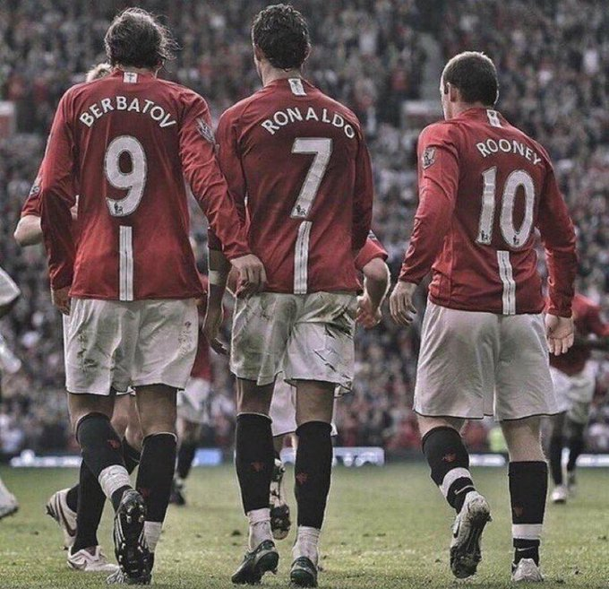 🗣 Dimitar Berbatov: “In my time at Manchester United, we had Cristiano Ronaldo, Rooney, Giggs, Scholes, Neville, Vidić, Ferdinand, Evra, Van der Sar and Sir Alex Ferguson. 

Most of our opponents already accepted defeat when we stepped on the pitch.” 🥶