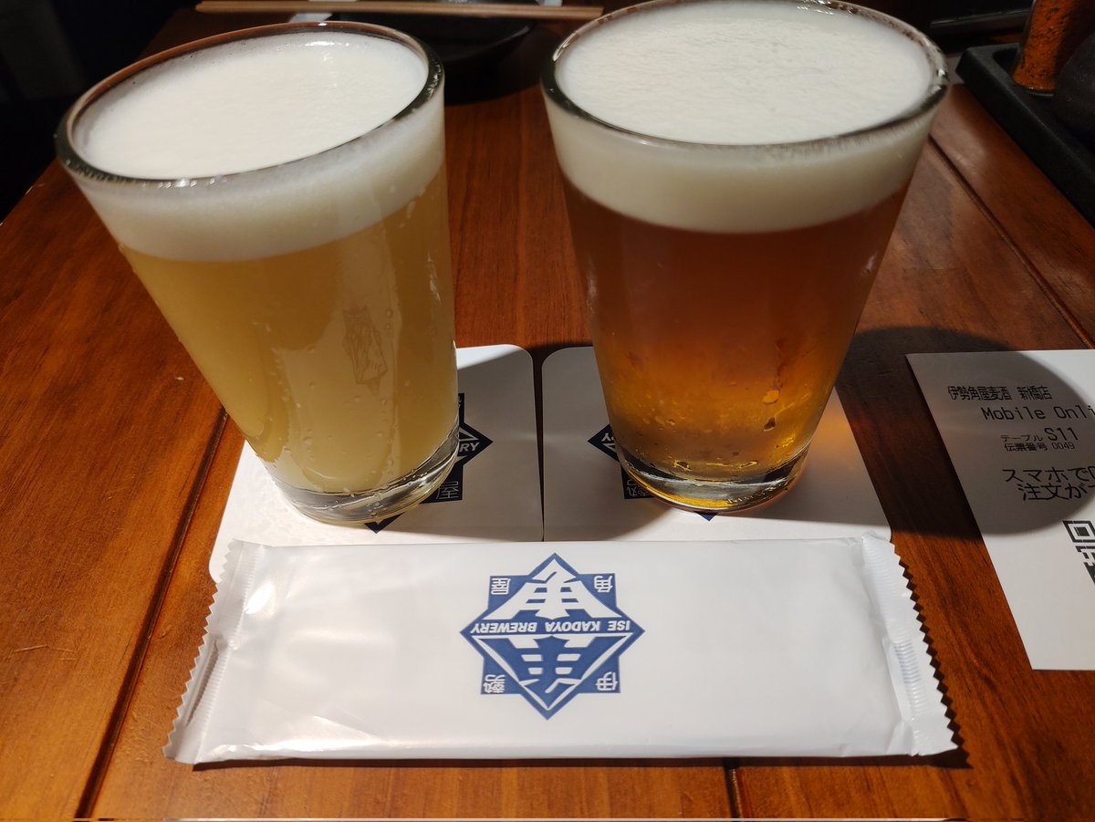 Left, Opaque IPA El Dorado. Alc. 6.5% IBU 60. Right, Pale ale. Alc. 5%, IBU 35. Both are craftee by Isekado Brewery.