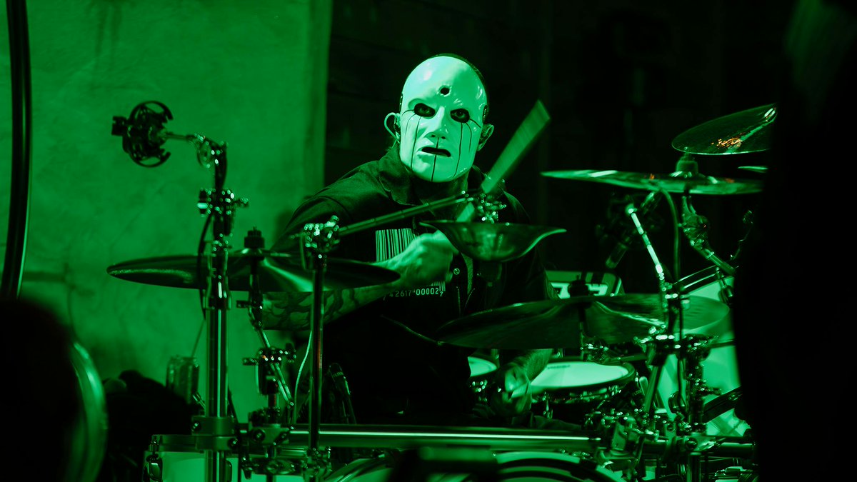 Slipknot officially confirm new drummer Eloy Casagrande. kerrang.com/slipknot-offic…