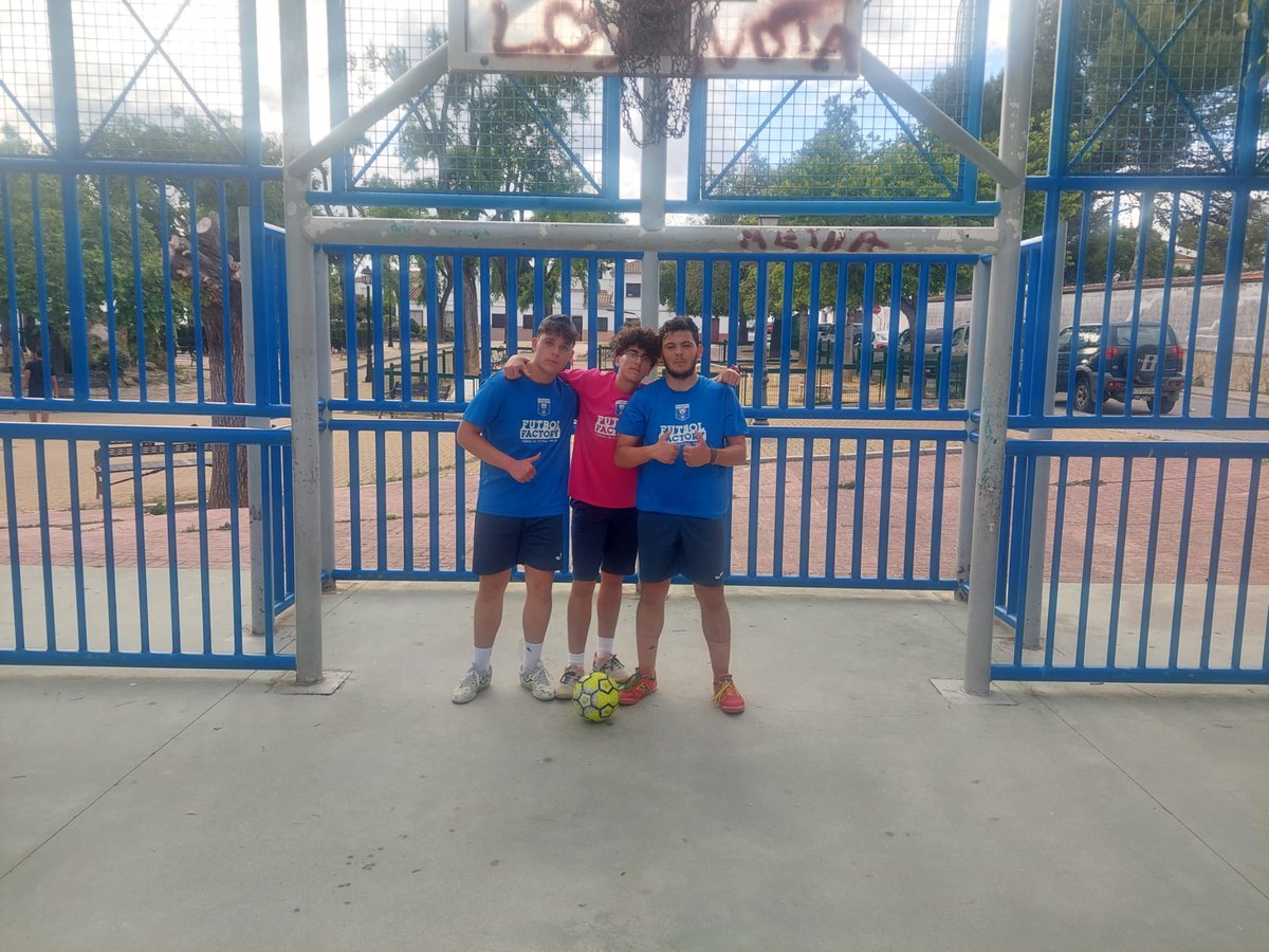 El parque Párroco Antonio Gómez fue testigo de un emocionante torneo de fútbol 3x3 organizado por la Casa Joven de Montilla. Cerca de 20 jóvenes talentosos mostraron sus habilidades en la pista, ¡y qué espectáculo nos regalaron! #CasaJovenMontilla #Montilla #FSUMontilla #Juventud