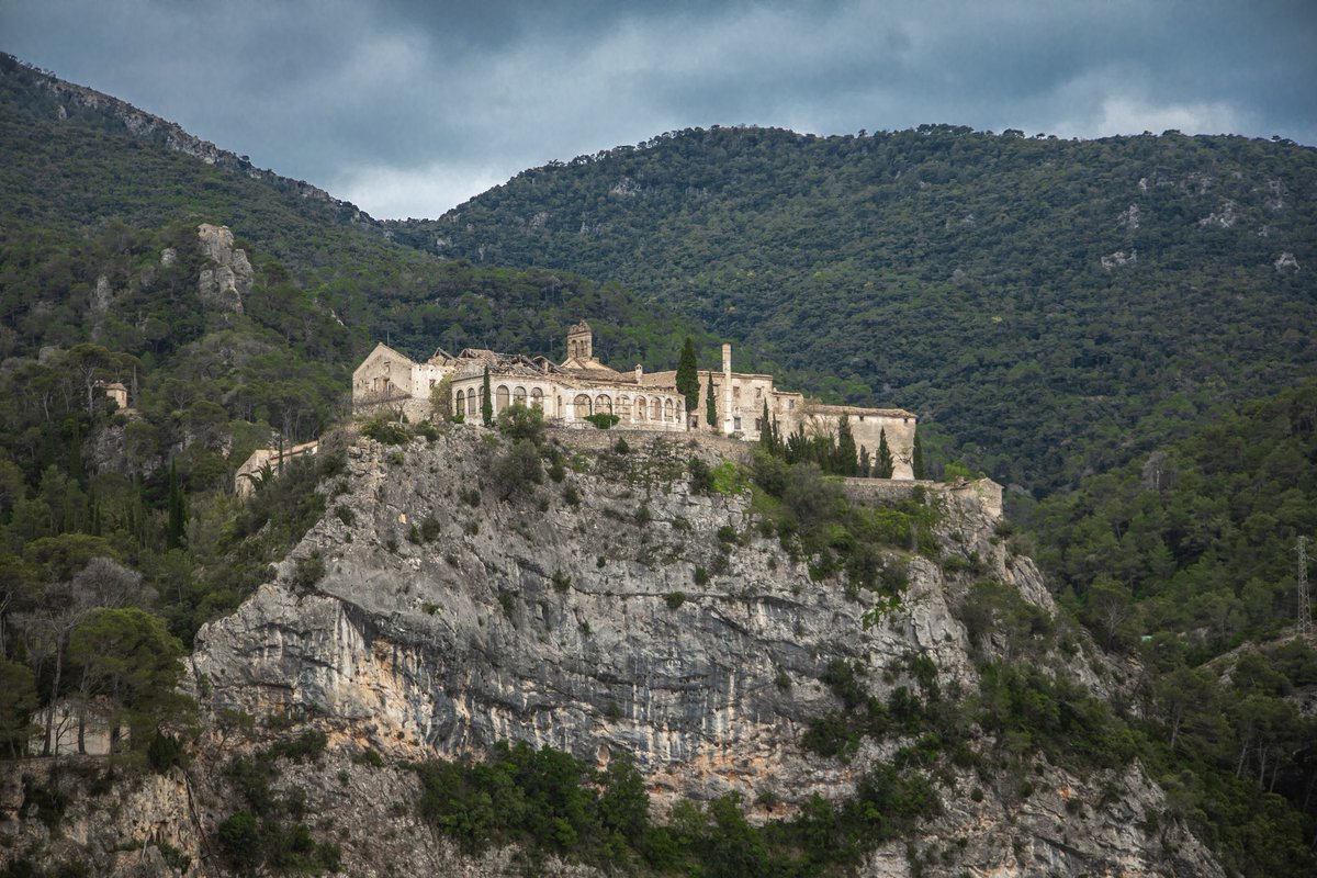 ⛰️ “Cardó, el balneari al desert espiritual” és una visita guiada que us descobrirà el famós balneari d’aigües medicinals i la seva interessant història vinculada als monjos carmelitans de Pau de Crist. Més info 👉 tuit.cat/8eAk8 📸 @RiberadEbreTur #TerresdelEbre