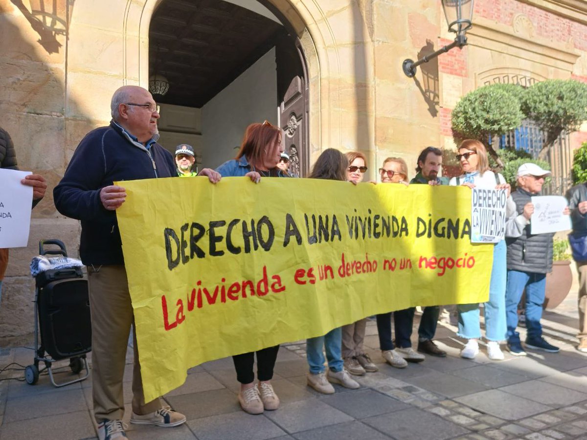 📸 Esta mañana ha tenido lugar en Algeciras la concentración por el Derecho a una #ViviendaDigna convocada por nuestr@s compañer@s de @CgibraltarAPDHA.

¡Porque la vivienda es un derecho y no el negocio de unos pocos!